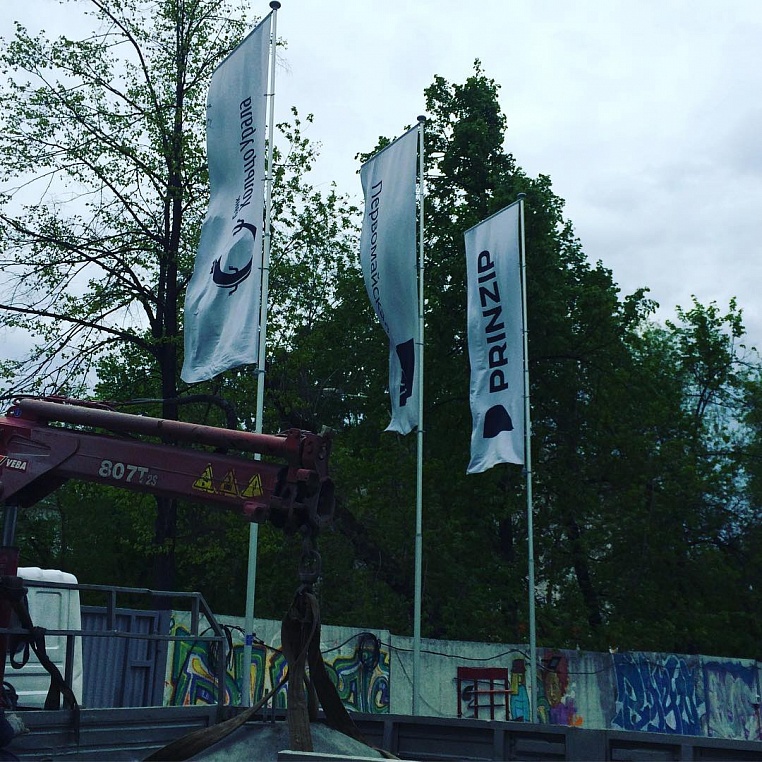 Регулярная замена флагов, ремонт и монтаж новых флагштоков на нескольких объектах Екатеринбурга.